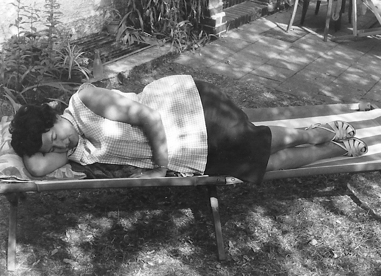 Marianne hochschwanger im Garten aufm Liegestuhl