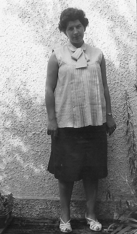 hochschwangere Marianne stehend, soll sich präsentieren