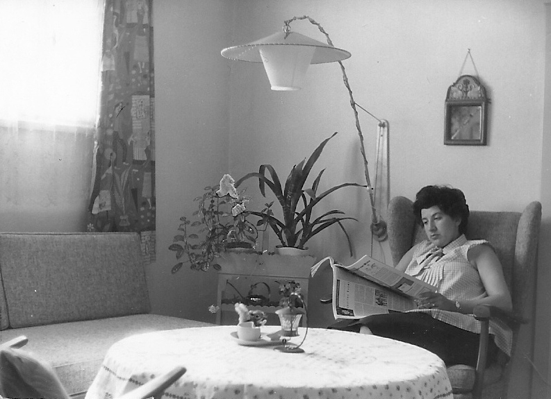 hochschwangere Marianne, dekorativ im neu-möblierten Wohnzimmer