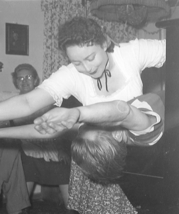 Otto streckt die Arme