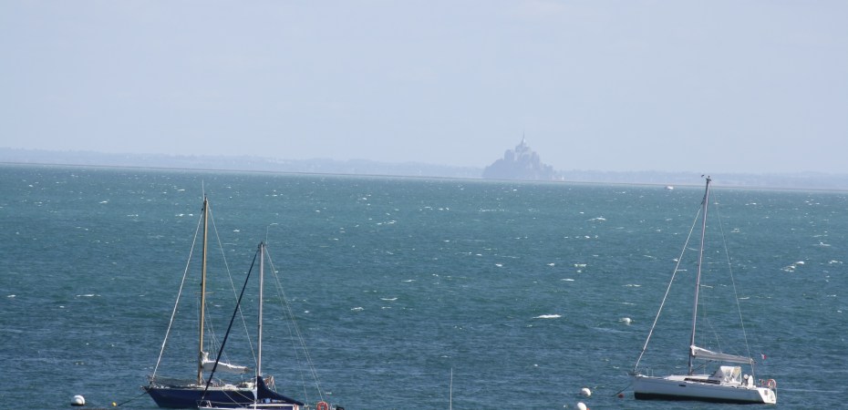 der blaue Mont Saint-Michel, eine Fata Morgana